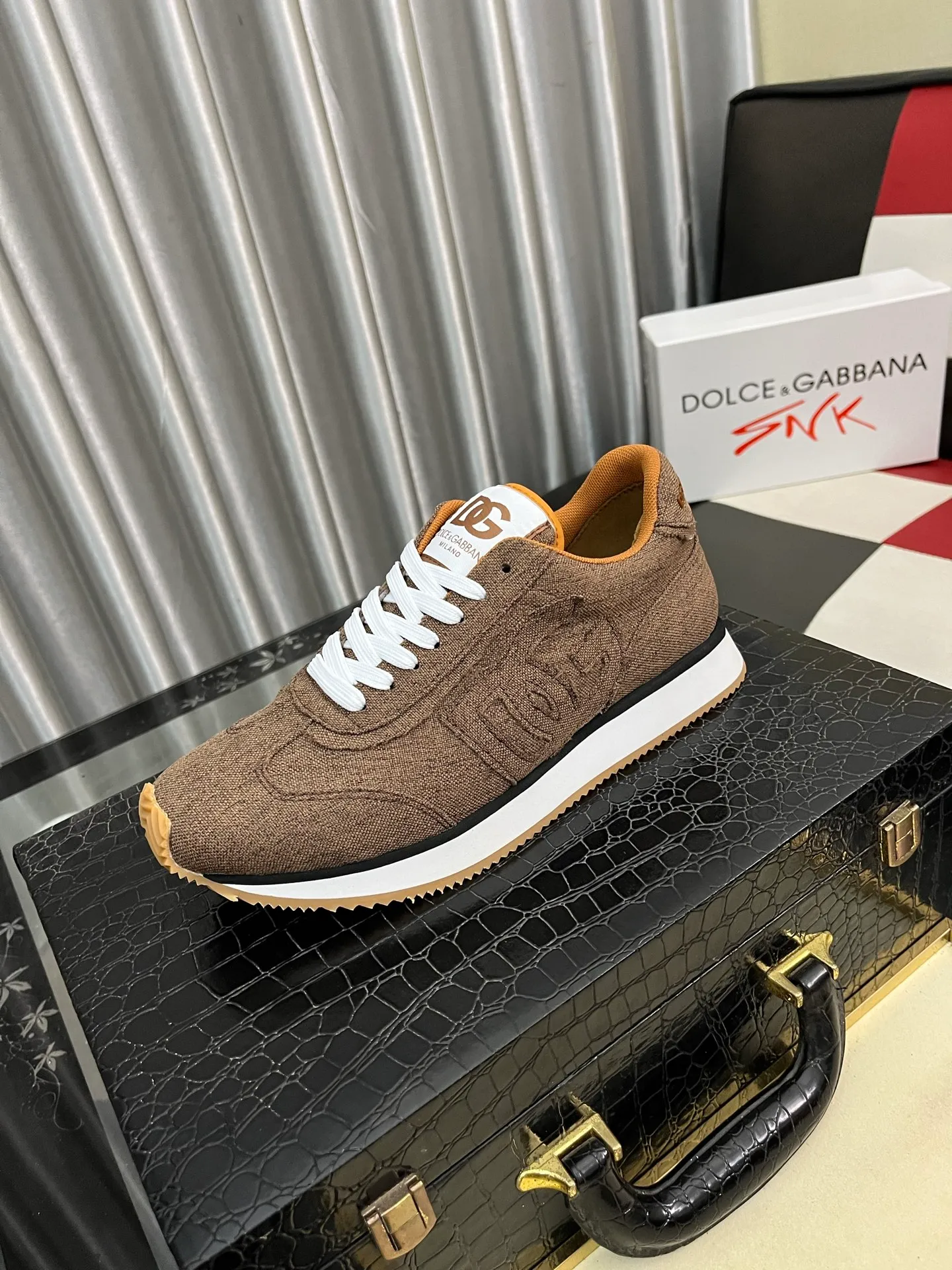 Men's shoes 💰458⌚️⌚️DG's latest popular casual shoes 🔥🔥, the tongue has the brand's iconic details, and the combination of silk cowhide and cow suede enhances the style. Fashionable and versatile, it can complement any look. Create an exquisite design with unique dynamic vitality and modern atmosphere, showing modern elegance. Size: 36-464️⃣colors available